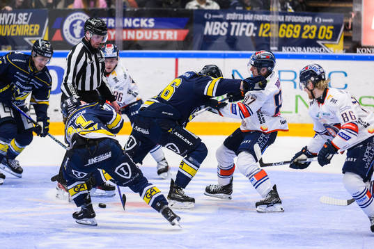 HV71s Tommi Tikka och Växjös Robert Rosén