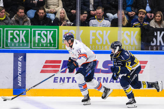 <Växjös Emil Sylvegård och HV71s Isac Brännström