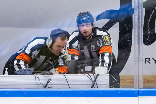 Domare Richard Magnusson och Johan Wedin med en