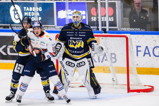 HV71s Måns Lindbäck och Växjös Marcus Sylvegård