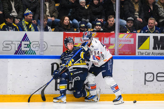 HV71s Oskar Stål-Lyrenäs och Växjös Joel Persson