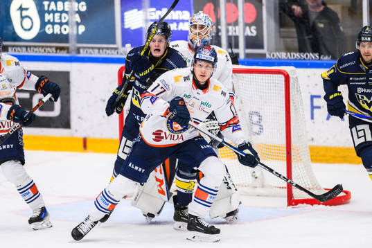 HV71s Tommi Tikka och Växjös Gabriel Carlsson  framför
