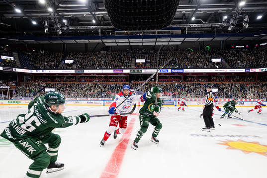 Oskarshamns Ahti Oksanen i en kamp mot Färjestads Joel
