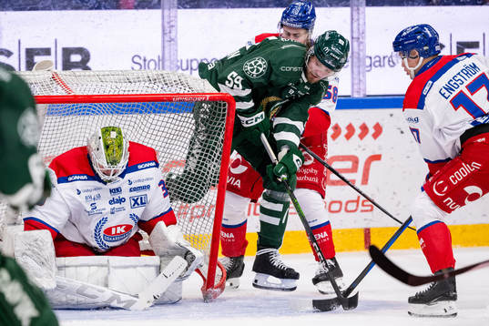 Färjestads Linus Johansson oroar framför Oskarshamns