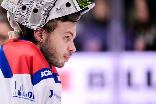Oskarshamns målvakt Niklas Lundström deppar