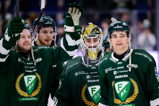 Färjestads målvakt Tobias Normann <jublar med lagkamrater