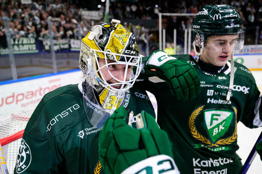 Färjestads målvakt Tobias Normann och Lucas Forsell jublar