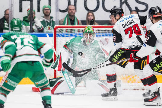 Rögles Christoffer Rifalk och Malmö Redhawks Jakub Galvas