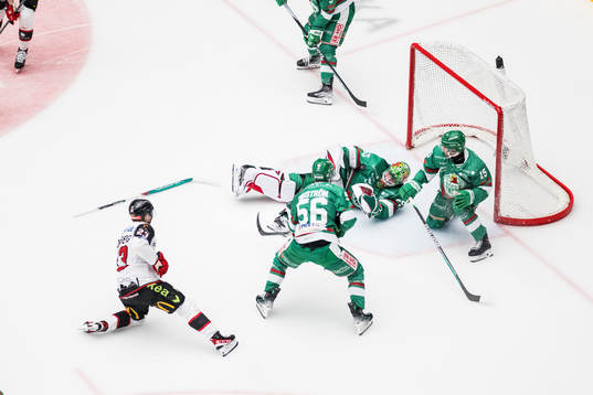 Malmö Redhawks Christoffer Forsberg och Rögles målvakt