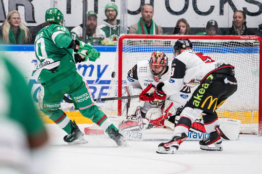 Rögles Rodrigo Abols och Malmö Redhawks målvakt Daniel