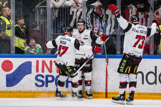 Malmö Redhawks Carl Persson jublar