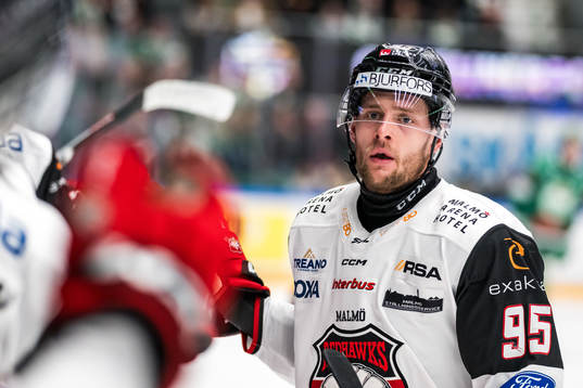 Malmö Redhawks Carl Persson jublar