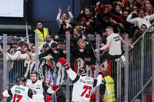 Malmö Redhawks Carl Persson jublar
