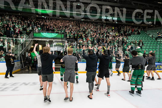 Rögles spelare jublar