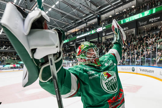 Rögles målvakt Christoffer Rifalk jublar