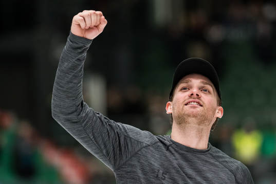 Rögles Simon Ryfors  jublar