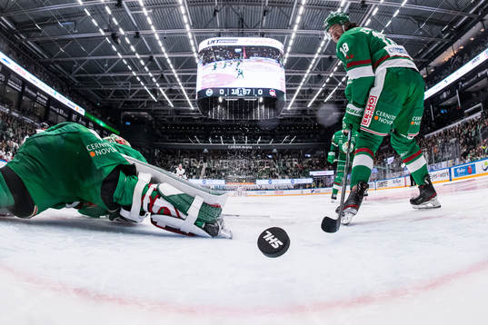 Malmö Redhawks Johan Olofsson gör 0-1 (EJ Bild) Rögles