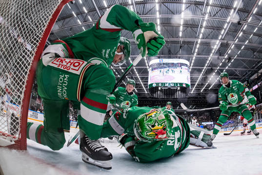 Rögles Simon Ryfors  och målvakt Christoffer Rifalk