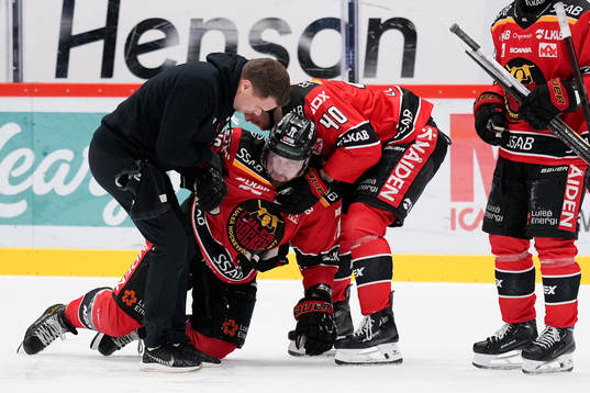 Luleås Niklas Olausson lämnar isen