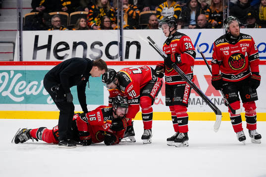Luleås Niklas Olausson skadad och får hjälp av David