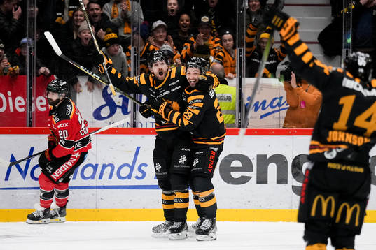 Skellefteås Arvid Lundberg och Dylan Sikura jublar