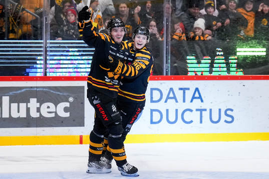Skellefteås Max Lindholm och Rickard Hugg jublar