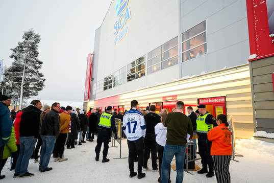 Publiken köar för att komma in på arenan