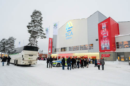 Publiken köar för att komma in på arenan