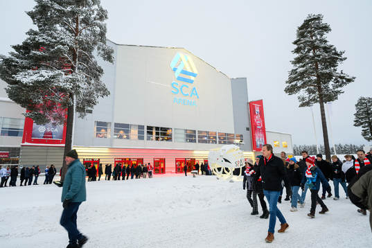Publiken köar för att komma in på arenan