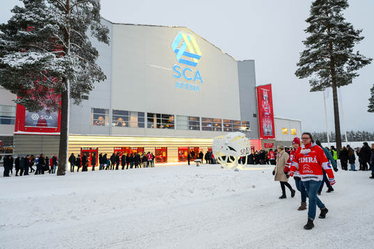 Publiken köar för att komma in på arenan