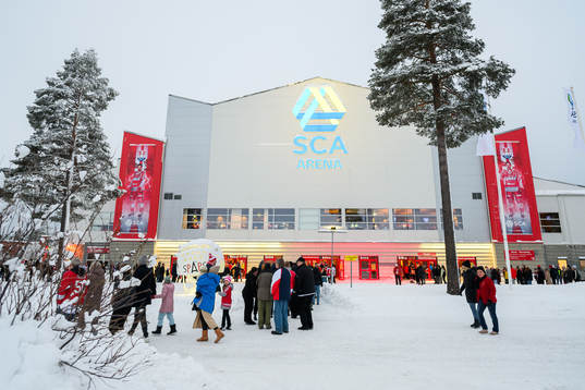 Publiken köar för att komma in på arenan