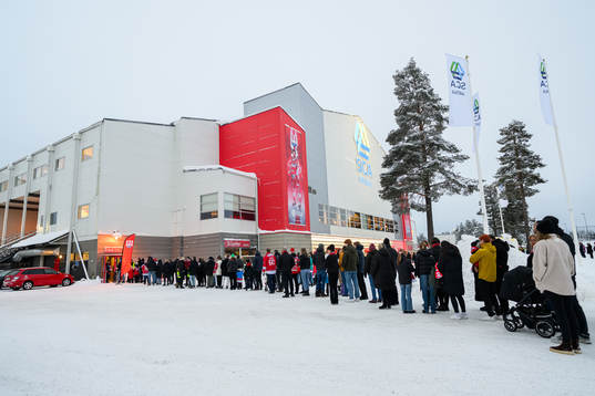Publiken köar för att komma in på arenan