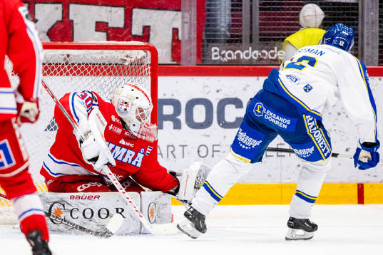Leksands Kalle Östman gör 1-1 bakom Timrås målvakt