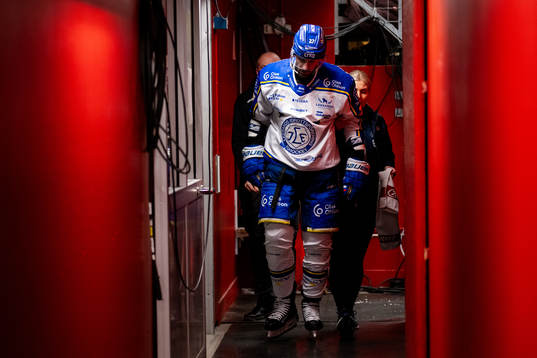 Leksands Marek Hrivik lämnar isen