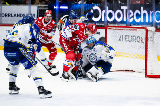 Timrås Anton Lander och Leksands målvakt Filip Larsson
