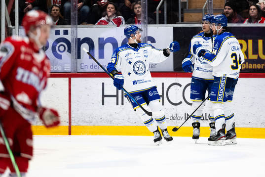 Leksands Peter Cehlarik och Lucas Elvenes jublar