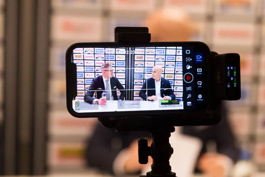 Örebros tränare Johan Hedberg och MoDos assisterande