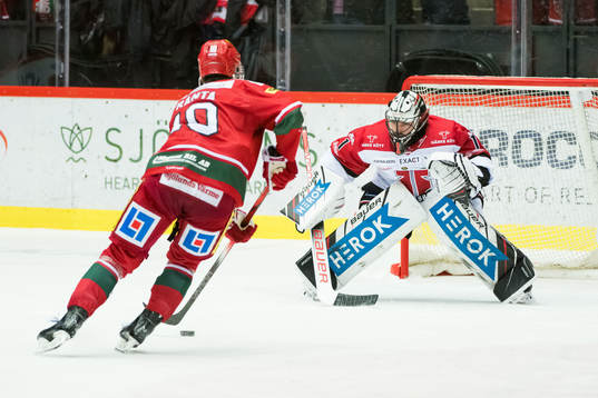 MoDos David Bernhardt och Örebros målvakt Jhonas Enroth