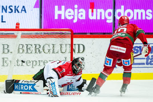 MoDos Sampo Ranta gör 2-1 bakom Örebros målvakt Jhonas