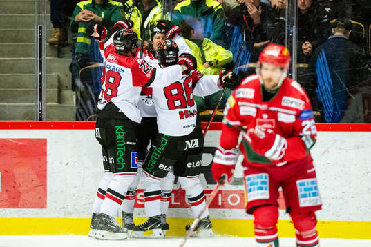 Örebros spelare jublar med Christopher Mastomäki