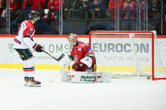 Örebros Samuel Johannesson och målvakt Lassi Lehtinen