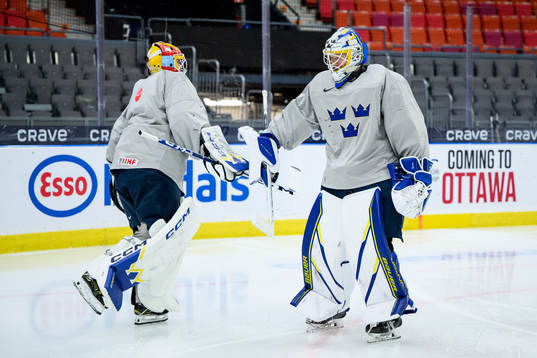 goaltender Hugo Hävelid and goaltender Melker Thelin of