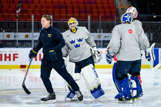Goaltender coach Viktor Alm, goaltender Hugo Hävelid,