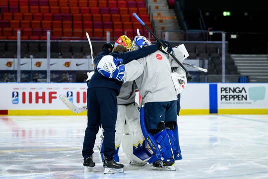 Goaltender coach Viktor Alm, goaltender Hugo Hävelid,