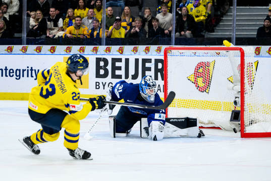 Jonathan Lekkerimäki of Sweden and Goaltender Noa Vali of