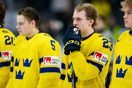 Jonathan Lekkerimäki of Sweden looks dejected