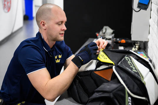 Equipment manager Jonas Landström of Sweden