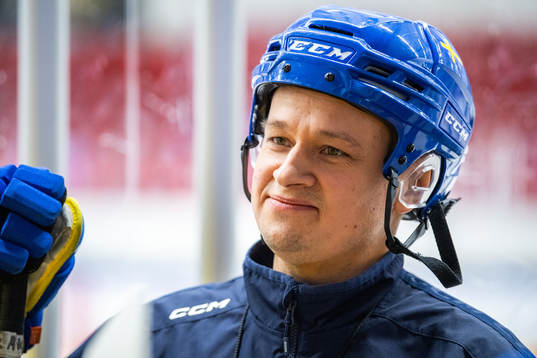 Head coach Andreas Karlsson of Sweden at a practice session
