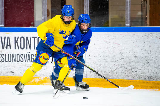 Nellie Svensson and Mira Hallin of Sweden at a practice