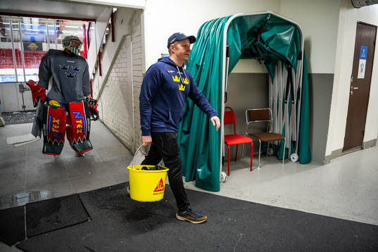 Equipment manager Jim Vennberg of Sweden at a practice